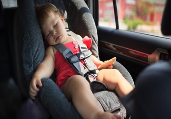 خطر گرمازدگی کودکان در خودرو را جدی بگیرید 